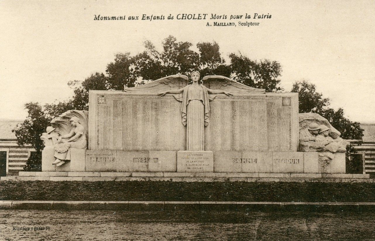 8Fi1776 - Monument aux morts. Carte postale