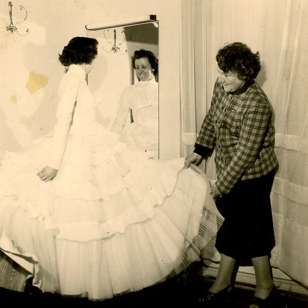 6Num19/44 - L'essayage de la robe, 1956