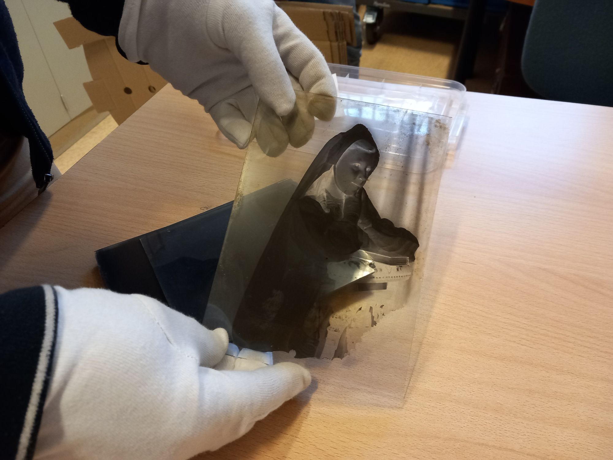 Don de 2500 plaques de verre