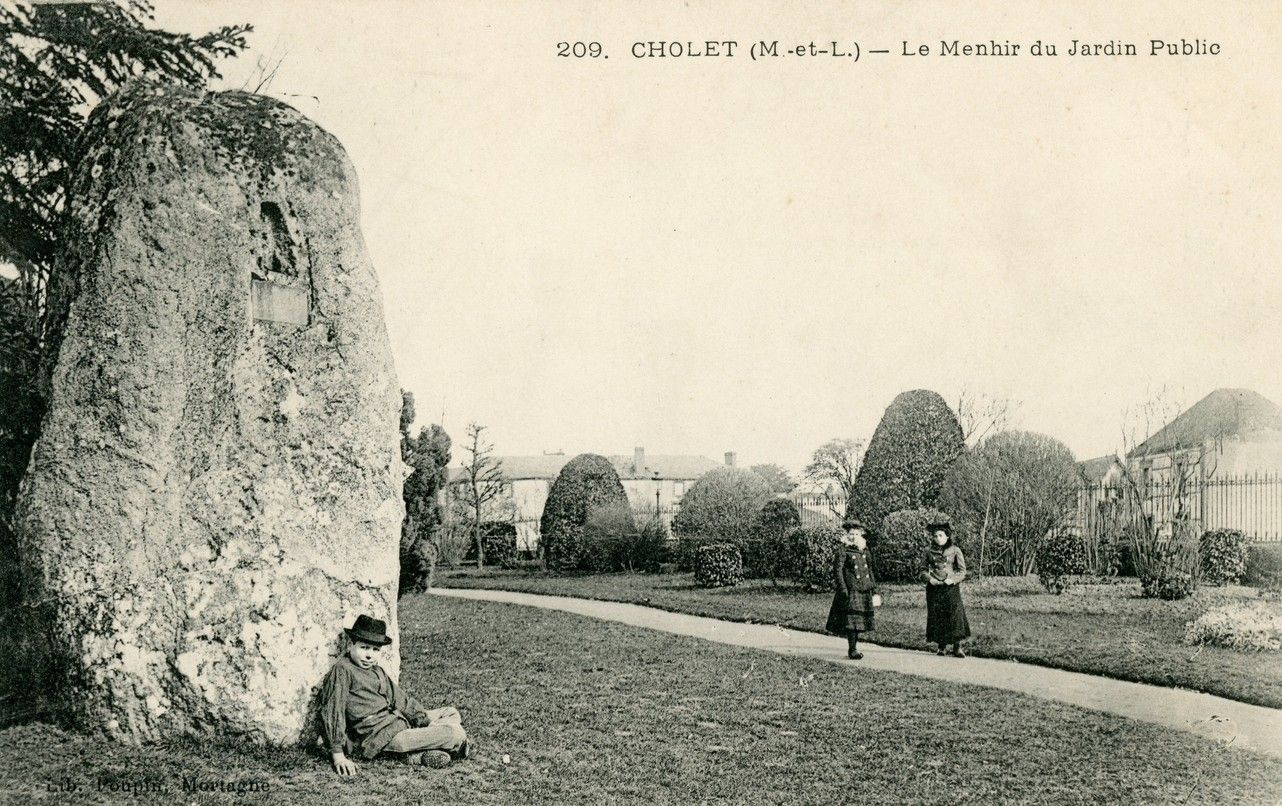 Insolite - Le menhir du Mail