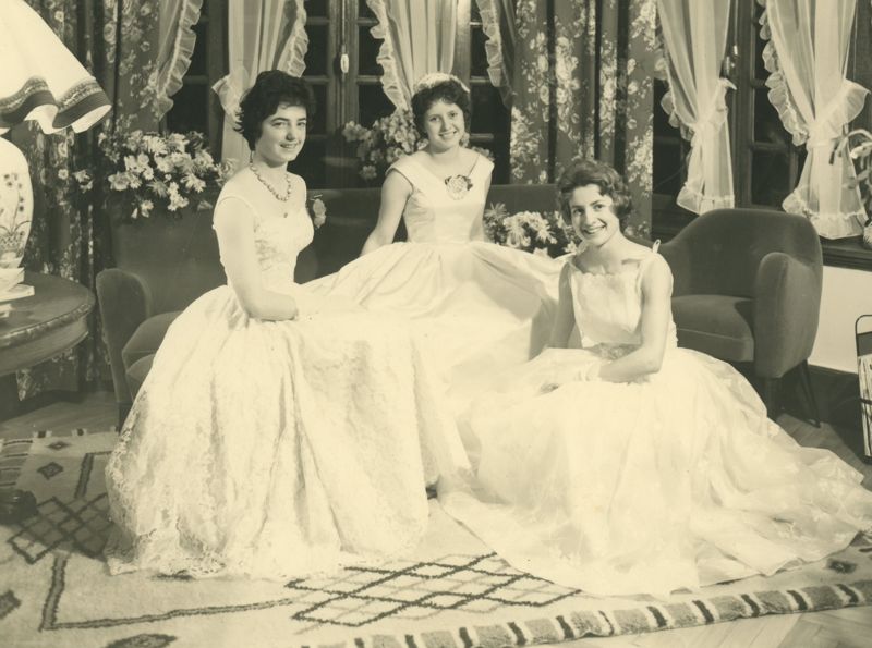6Num 20 - La reine et ses demoiselles d'honneur, 1959. Coll. AMC