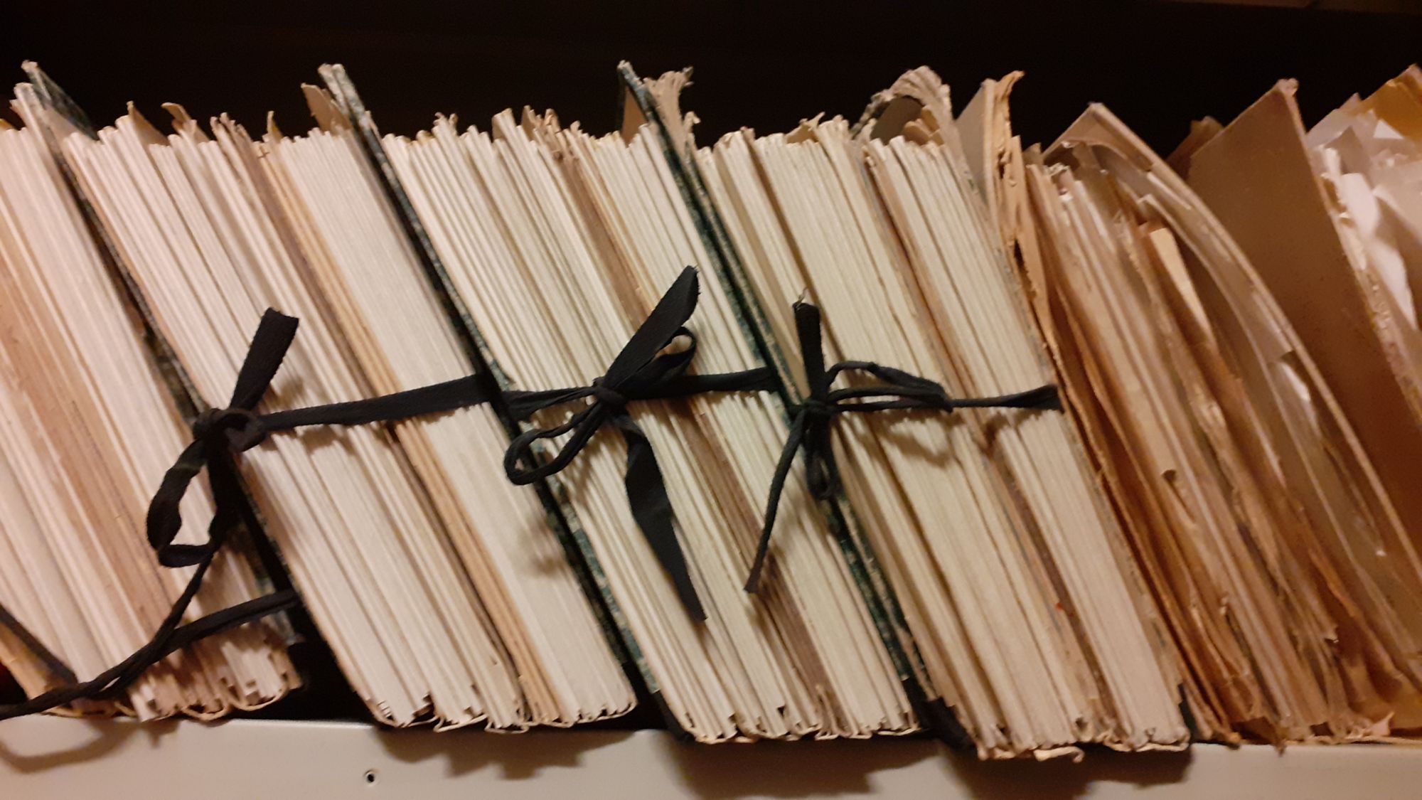 Image d'illustration représentant des liasses de documents sur une étagères