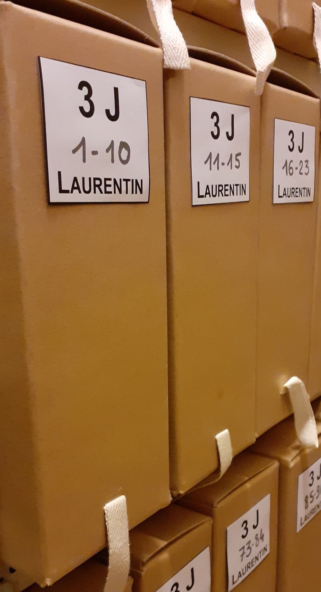 Photographie de boîtes d'archives cotées en 3J