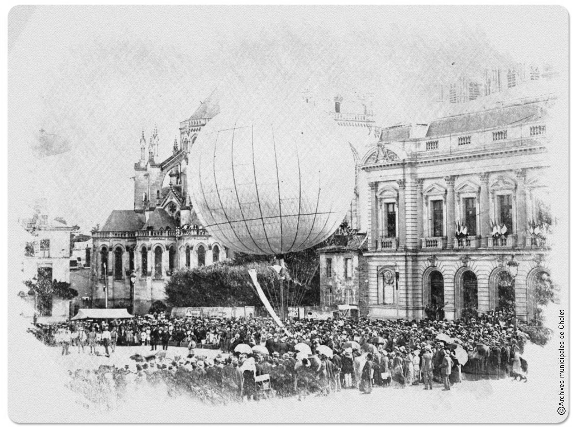 Un ancien ballon, ancêtre de la montgolfière sur la place Travot avec une foule autour, l'ancien Théâtre est visible en arrière plan