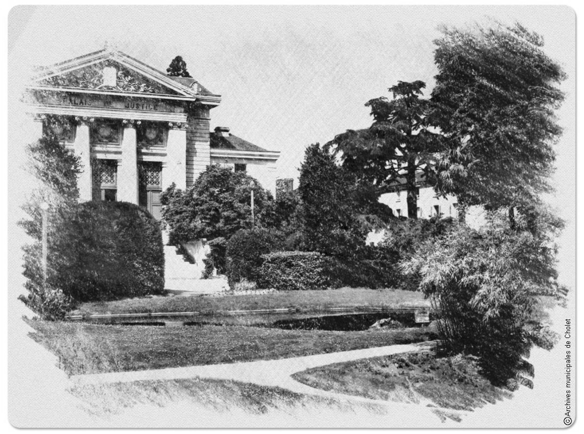 Le Tribunal de Cholet en arrière plan, avec le Jardin du Mail