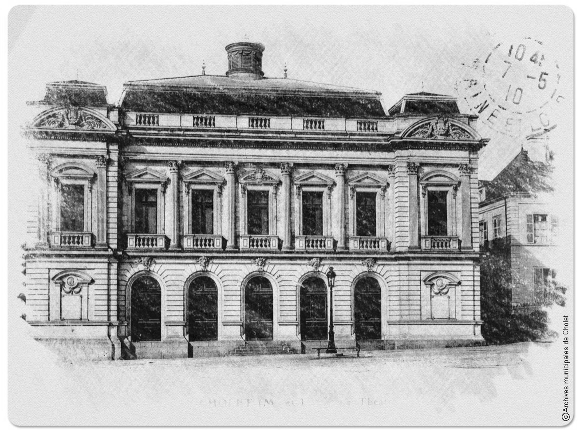 L'ancien Théâtre situé place Travot,  avec un petit chapiteau sur le dessus