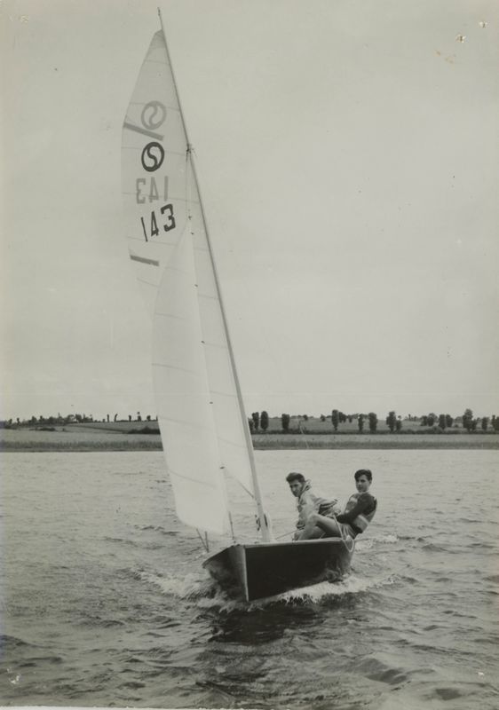 21Fi1691 - Sur le plan d'eau de Ribou, années 70. Coll. AMC