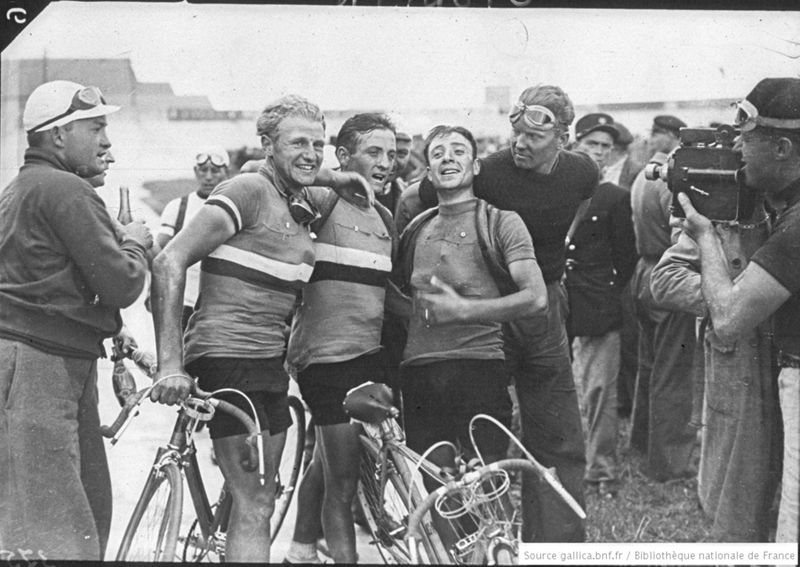 Arrivée de l'étape Cholet - Angers, 1936 . Coll. BNF