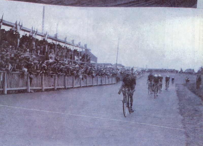 Arrivée des coureurs au vélodrome de Cholet  (Archives AFP)