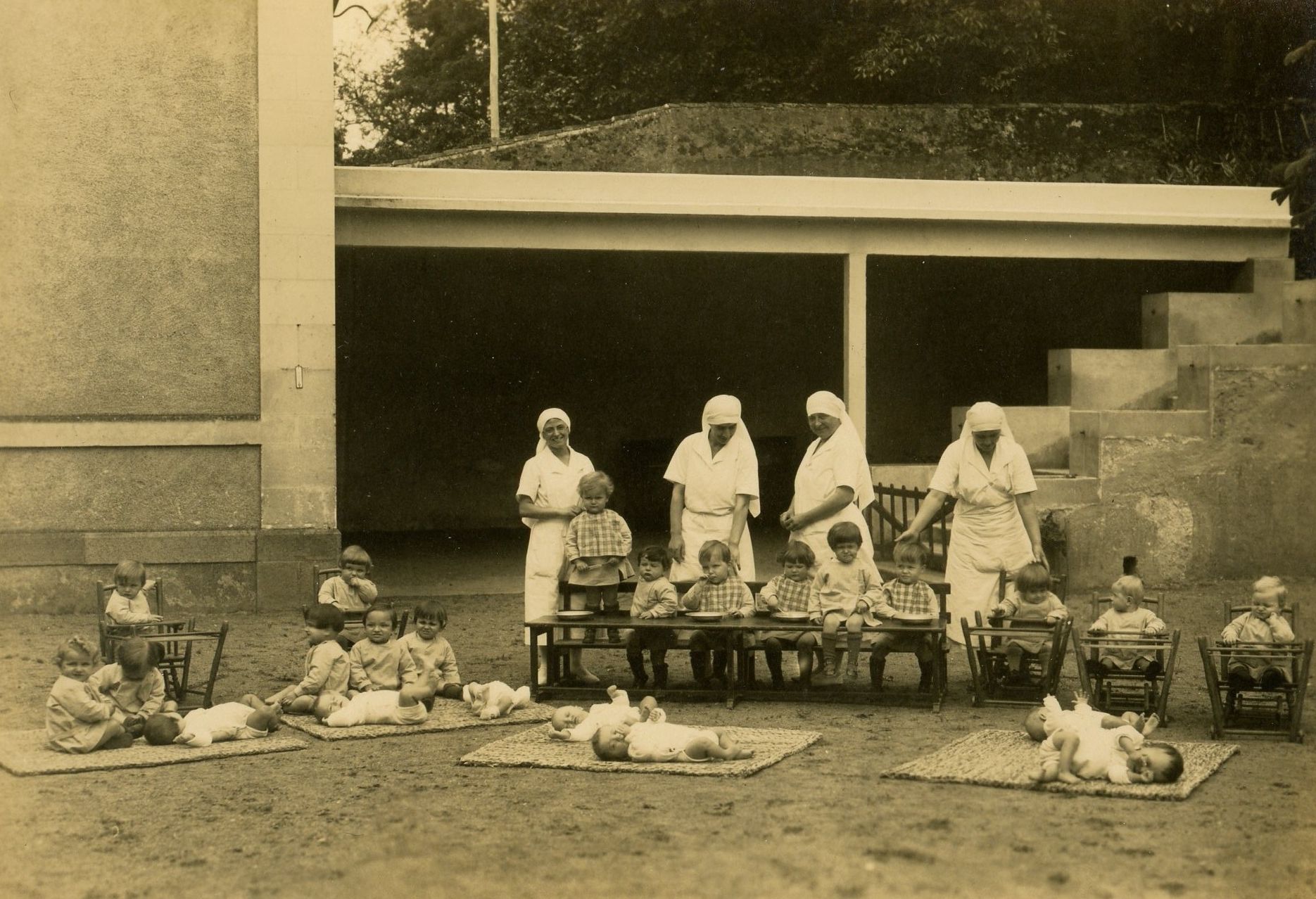 1J50 - Centre de puériculture, asile Lebeuf, les infirmières, 1932-1936