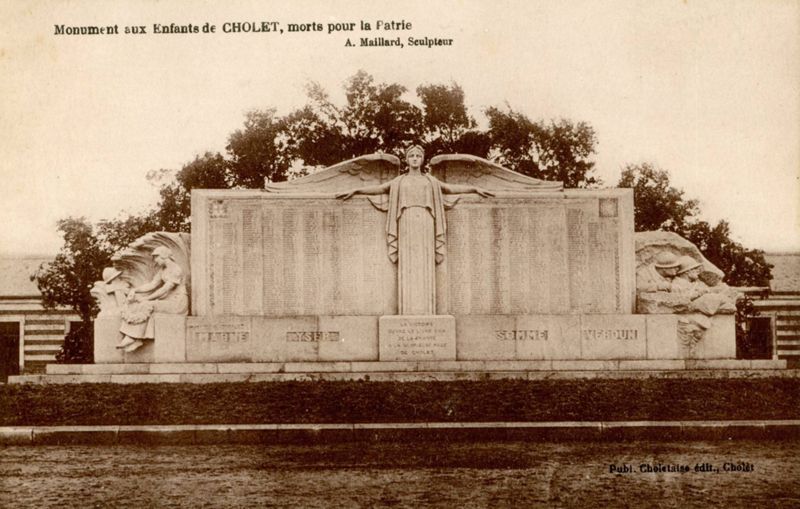 8Fi1779 - Monument aux morts de Cholet, place du 77ème Régiment d’Infanterie. Coll. AMC