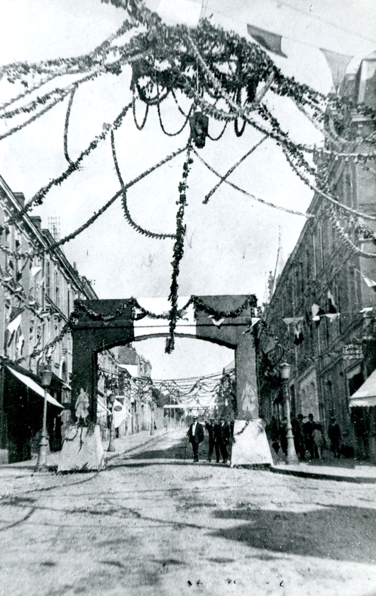 21Fi367 - Les rues pavoisées pour le retour des soldats, 1919