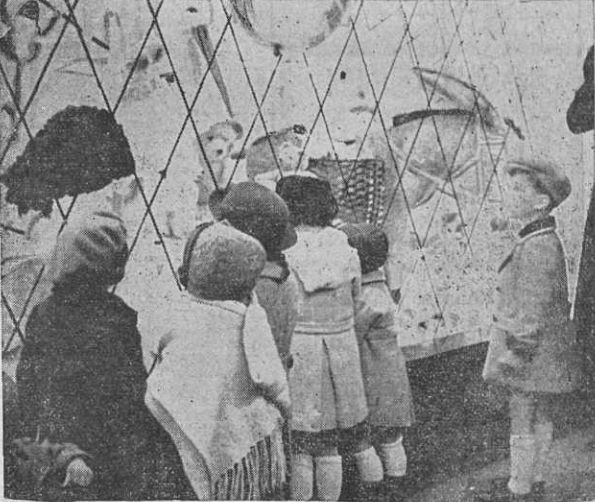 Enfants rêvant devant les boutiques de jouets, 1936