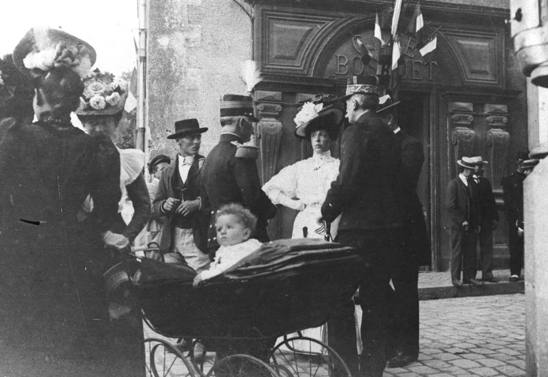 21Fi197 - Devant le café du Bosquet, rue Nationale, 1910. Coll. AMC