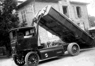 Les camions électriques du service de collecte des déchets, 1946-1947. Coll. particulière