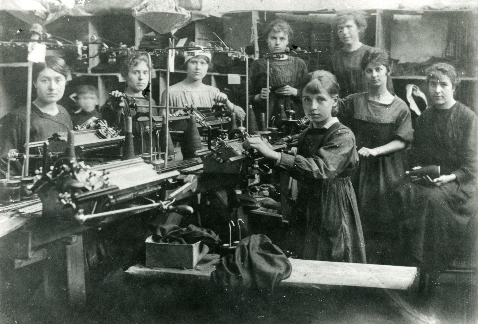 21Fi1720 - Atelier de tricotage, 1890. Photographie. Fonds A.P.P.P.C. Coll. AMC