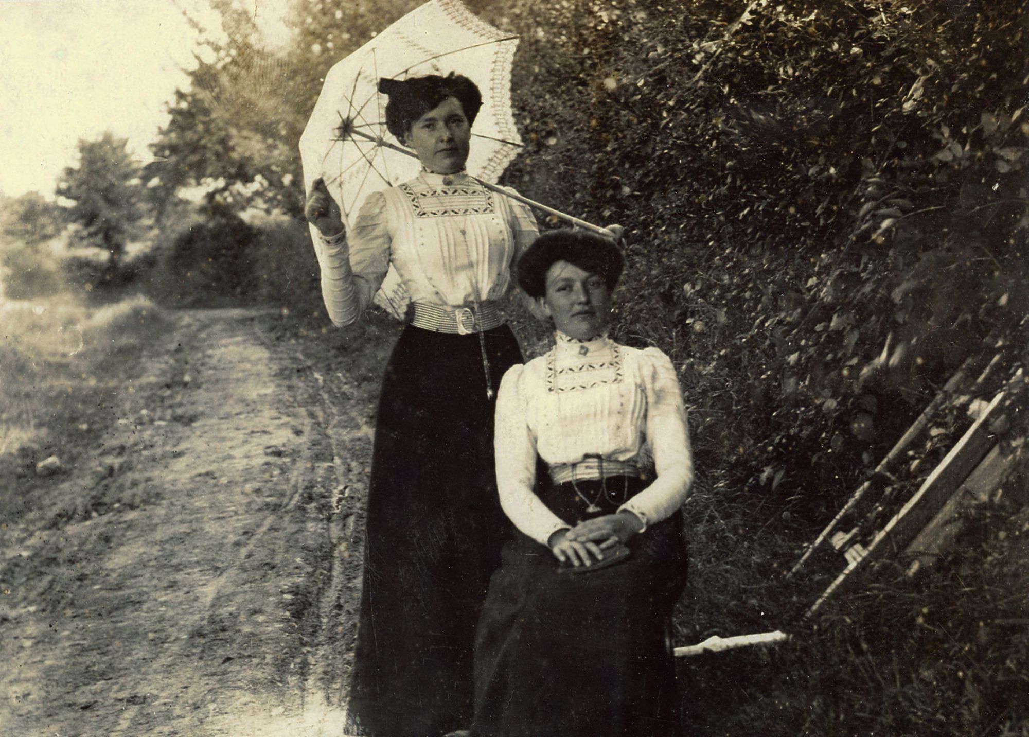 21Fi2610 - Belles dames, 1900.  Photographie. Fonds A.P.P.P.C. Coll. AMC