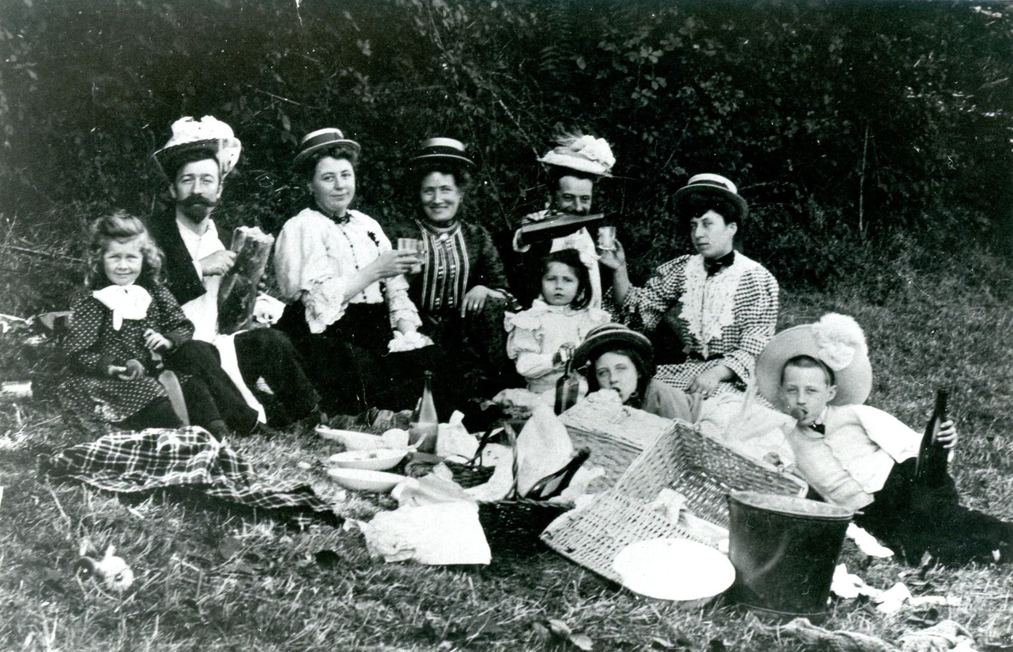 21Fi485 - Déjeuner sur l'herbe, s.d. Photographie. Fonds A.P.P.P.C. Coll. AMC