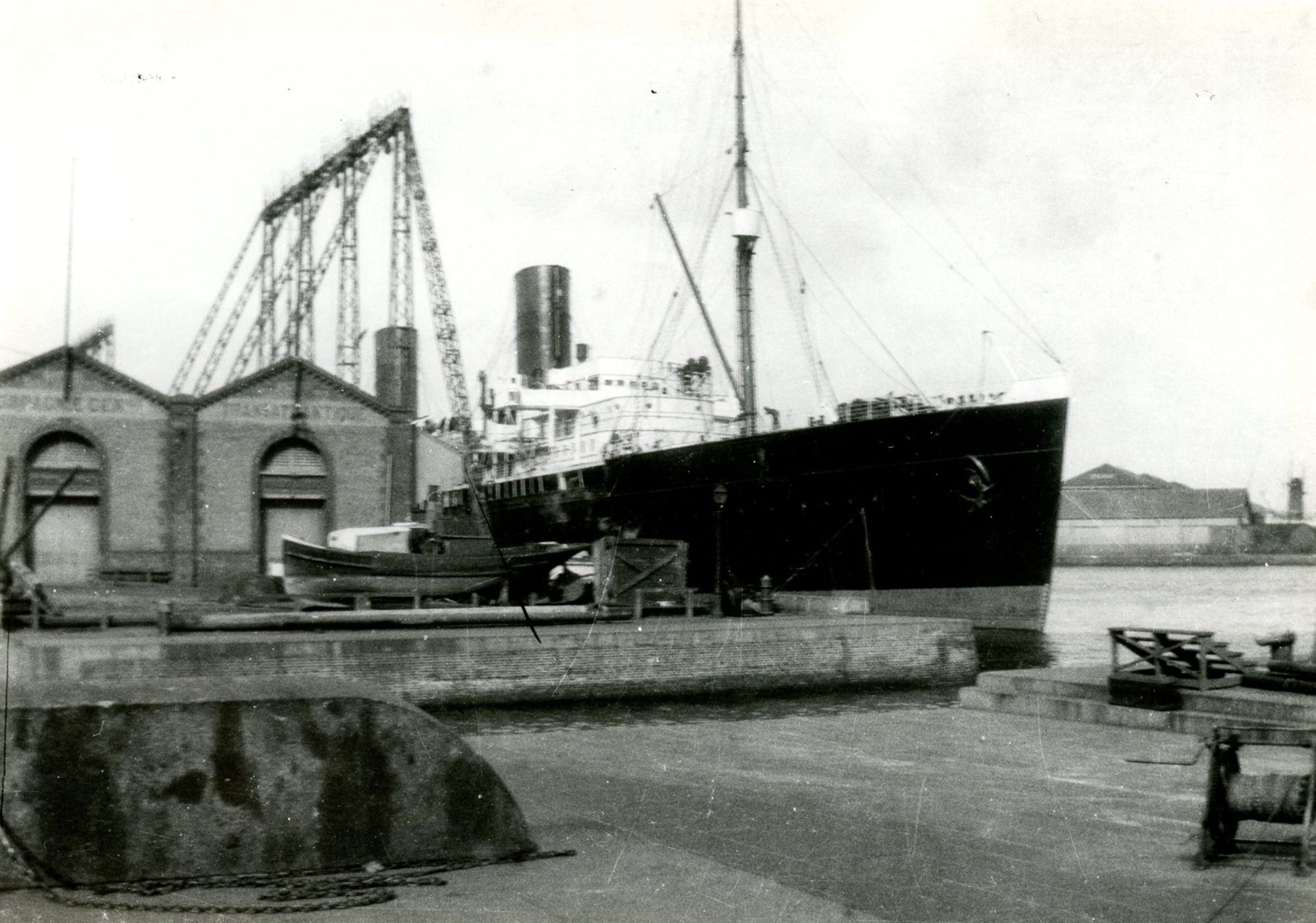 21Fi900 - Bateau à quai, s.d.