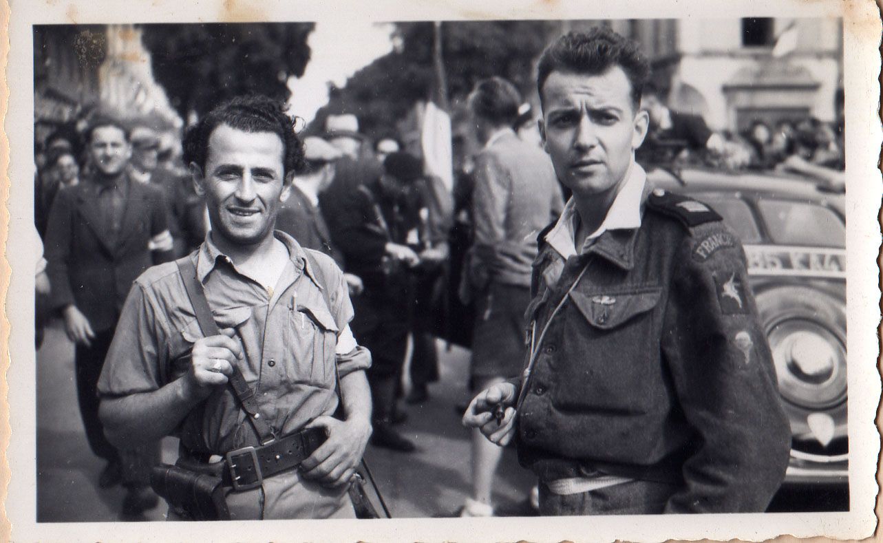 Le capitaine Peltékian, commandant les F.F.I. en compagnie du chef de groupe des parachutistes - Coll. particulière