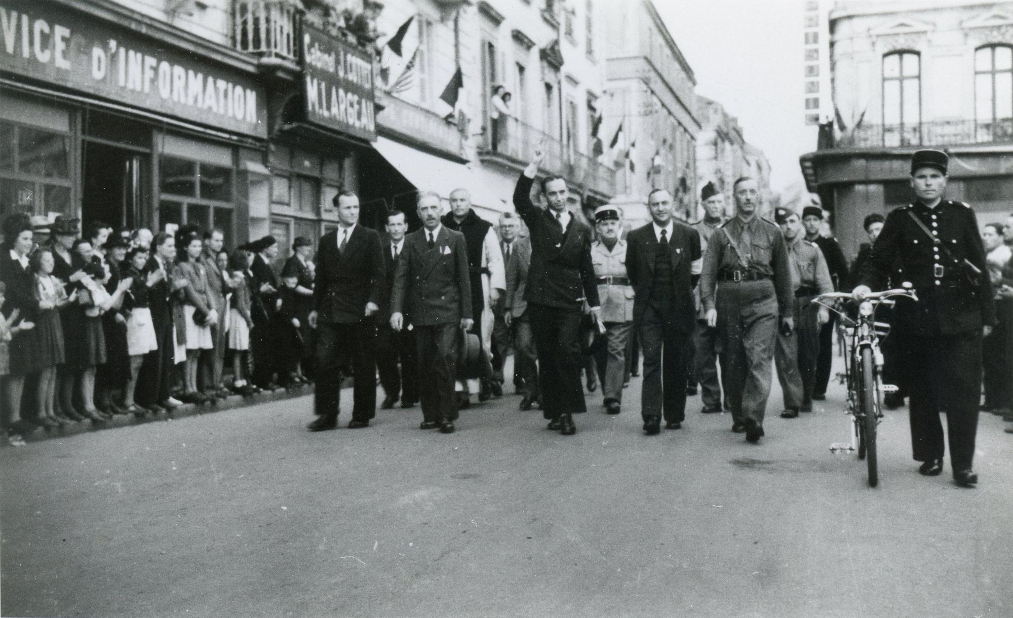 21Fi1201 - Défilé, rue Nationale, 1944. Fonds A.P.P.P.C