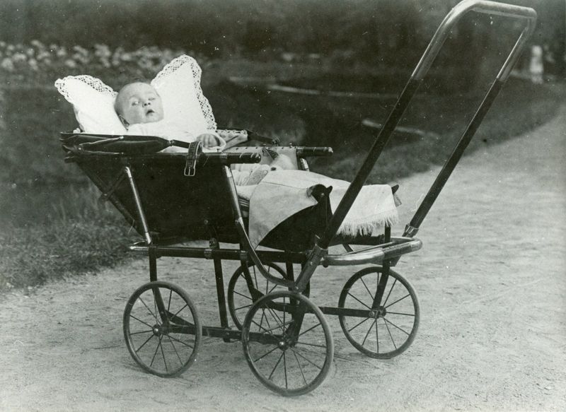 21Fi912 - Bébé dans sa poussette, 1912