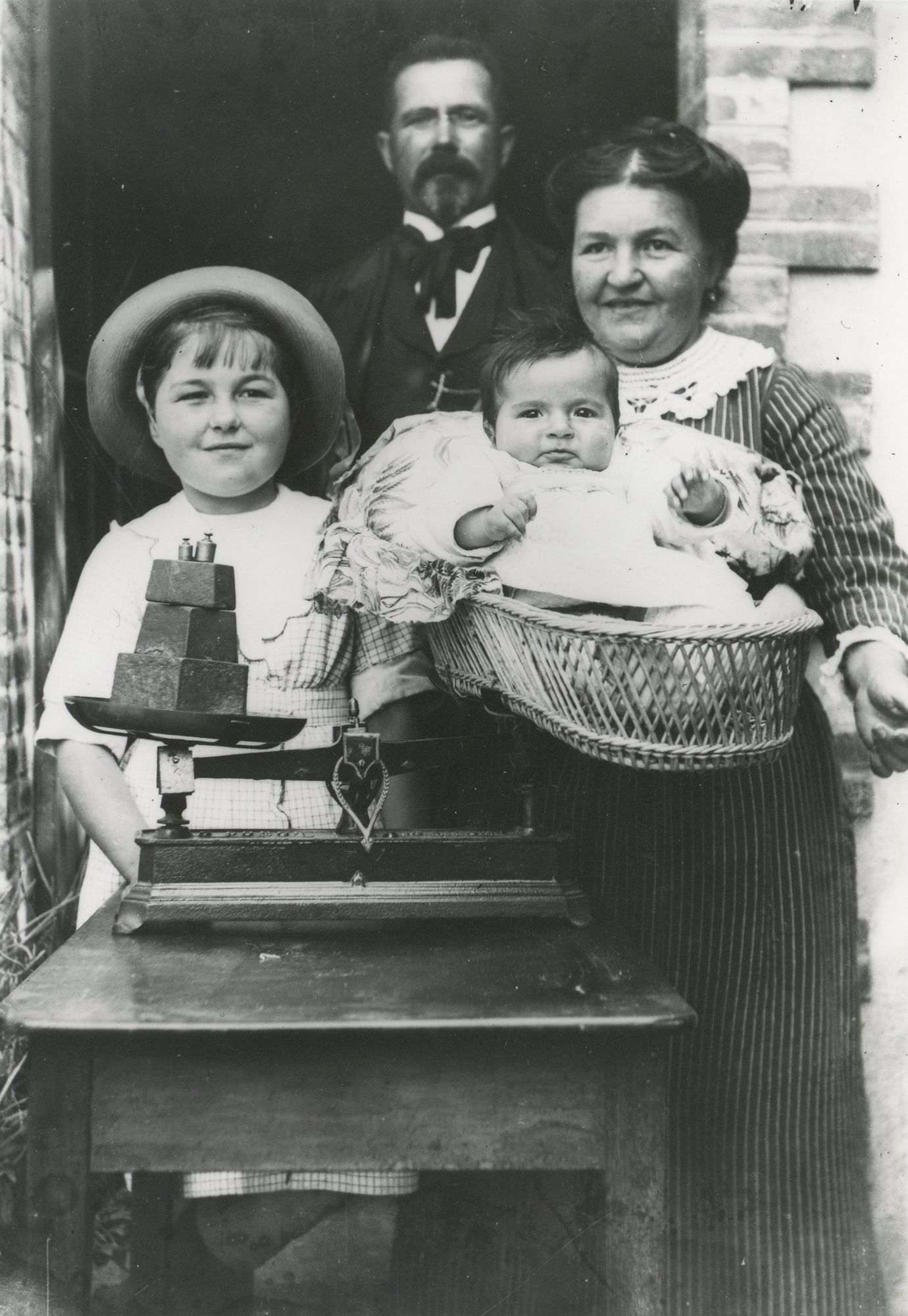 21Fi1377 - La pesée, 1900. Photographie. Fonds A.P.P.P.C. Coll. AMC