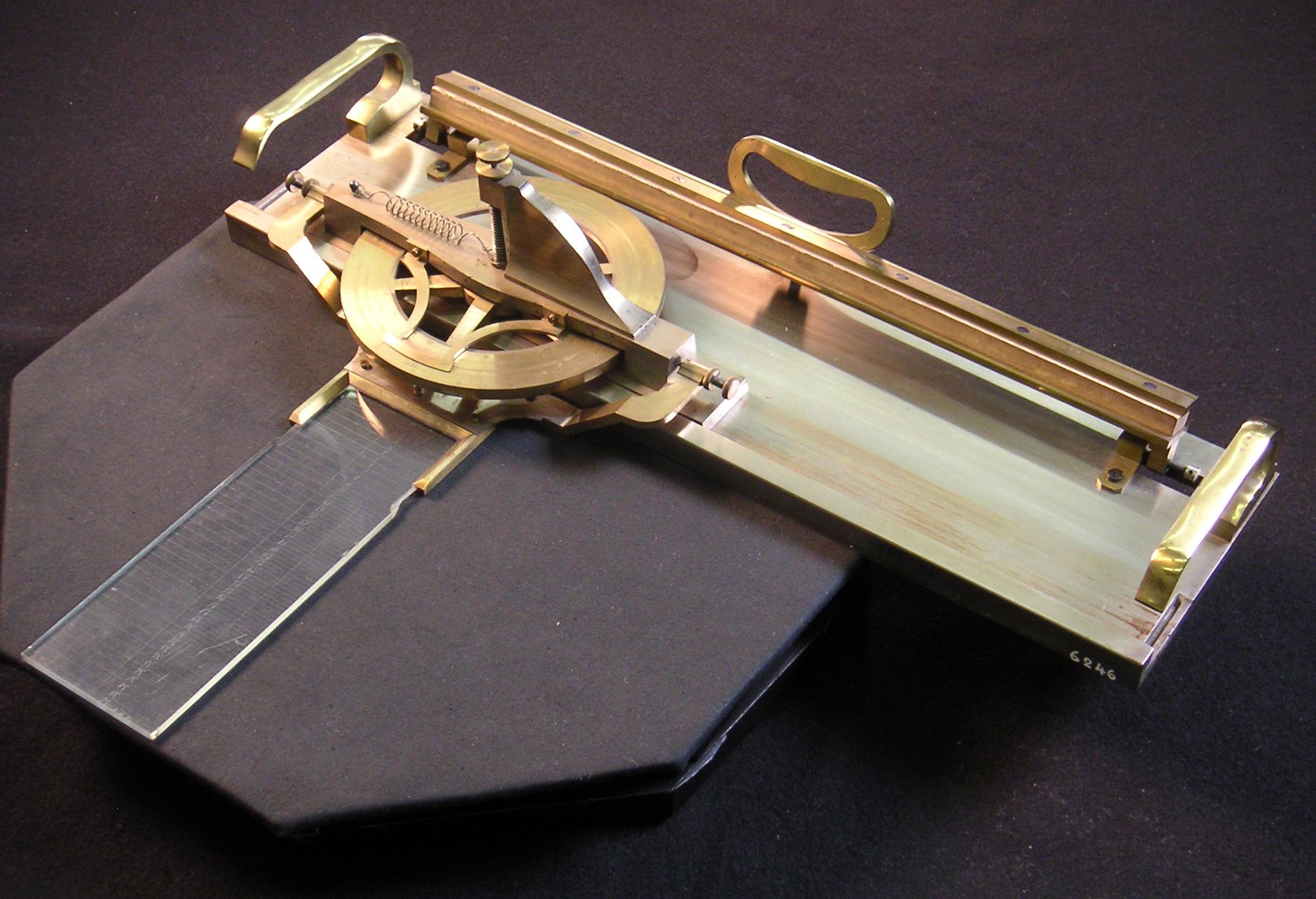 Planimètre sommateur Beuvière, 1844. Musée des Arts et Métiers 