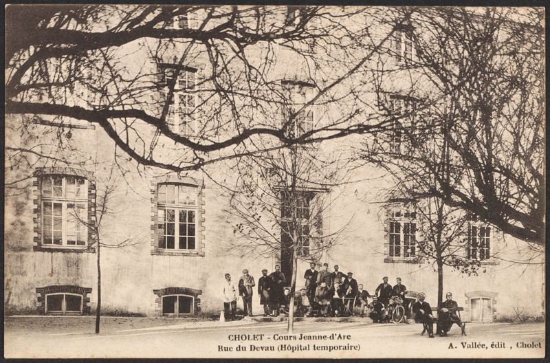 Cours Jeanne d'Arc, rue du Devau (hôpital temporaire) - Carte postale. Coll. Musée d'Art et d'Histoire de Cholet