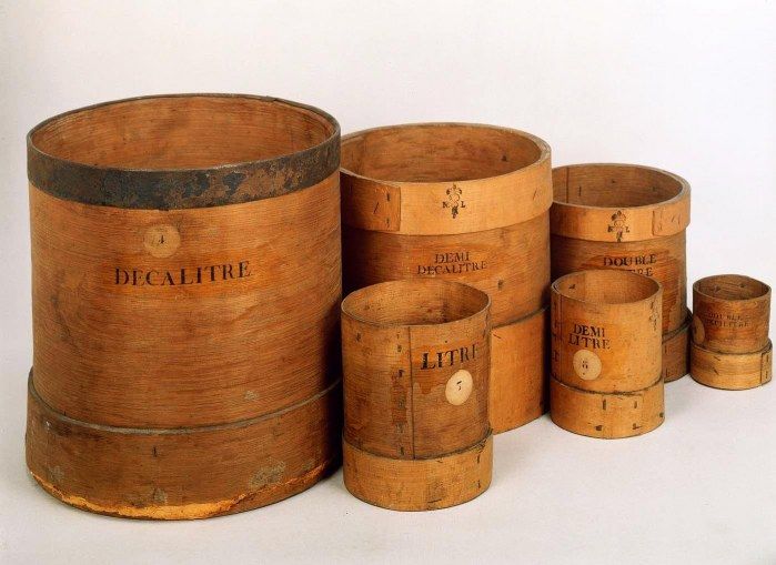 Mesures de capacité pour les grains et autres matières sèches. Coll. École Gellusseau