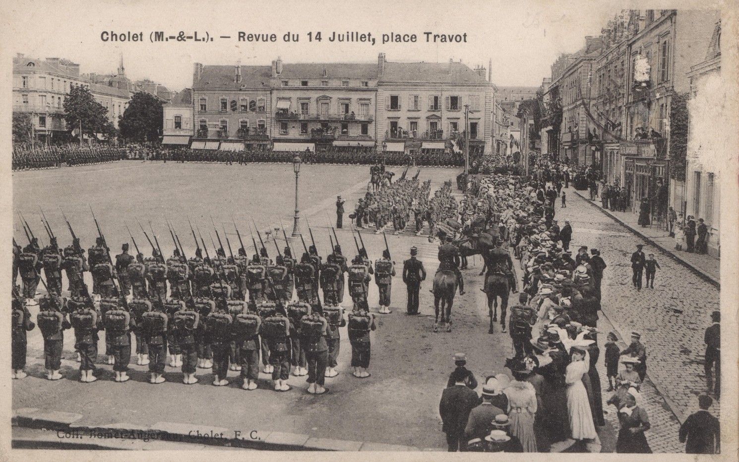 Grande revue du 14 juillet, place Travot. Début XXe siècle. Carte postale. Coll. AMC - 8Fi79