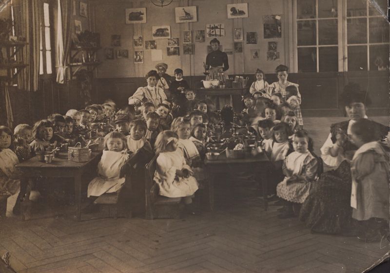 1R23 - École du Paradis, cantine, 1907 - Photographie. Coll. AMC