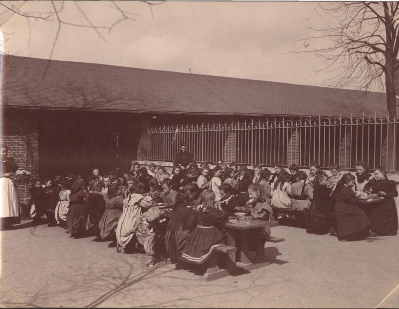 1R23 - École du Paradis, repas en plein air, 1907 - Photographie. Coll. AMC. Coll. AMC