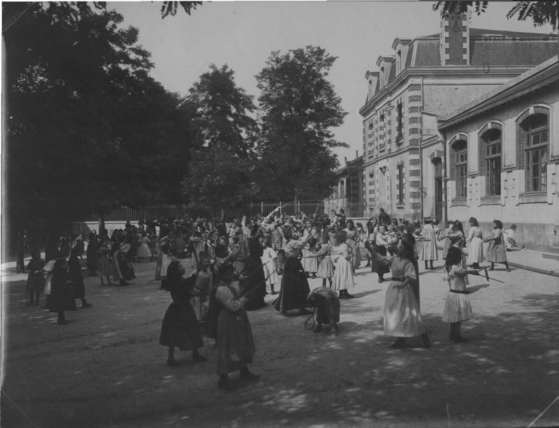 1R23 - École communale de filles, rue du Paradis - Cour de récréation, 1907. Coll. AMC