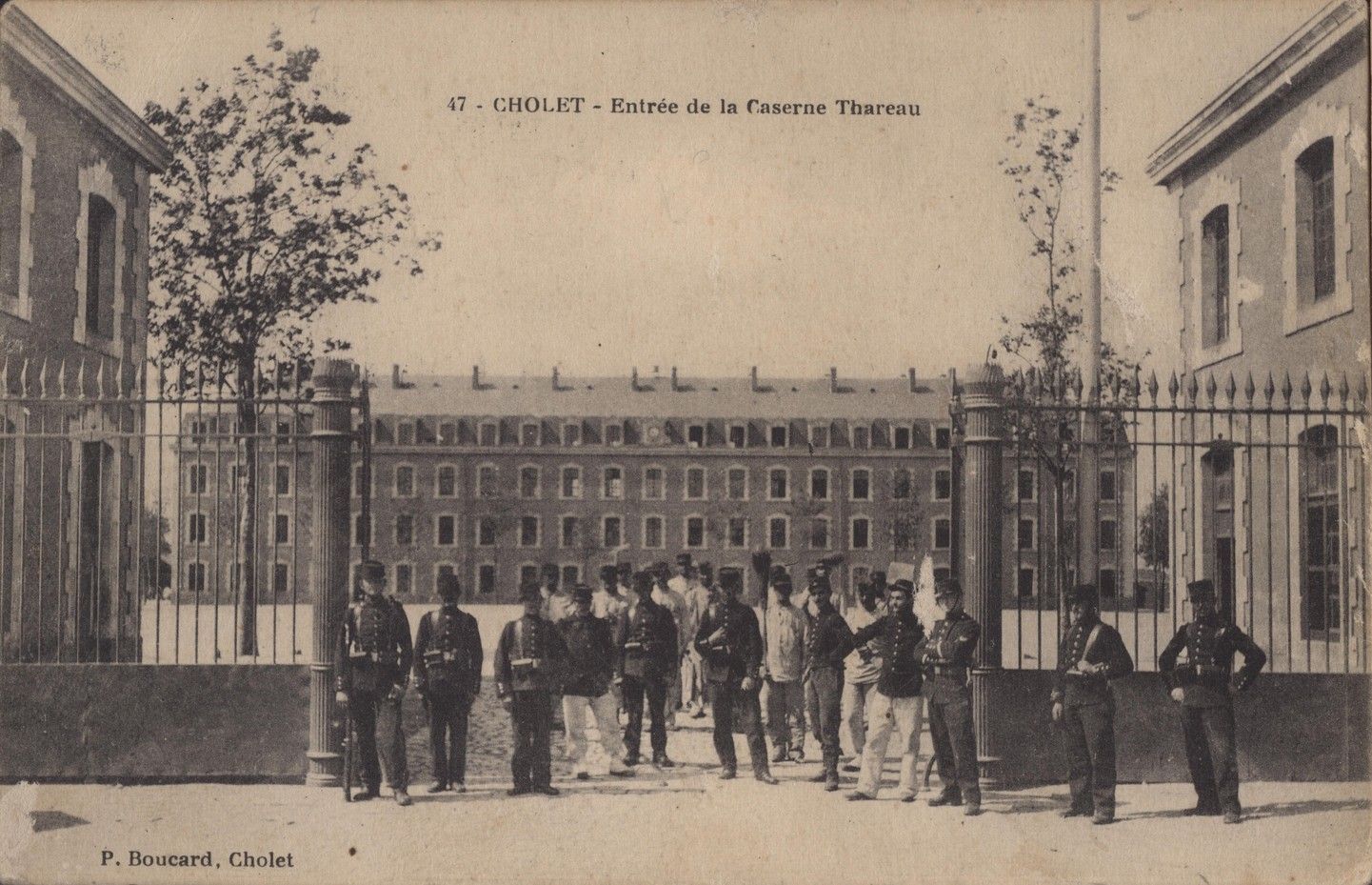 8Fi15 - Entrée de la Caserne Tharreau. Carte postale