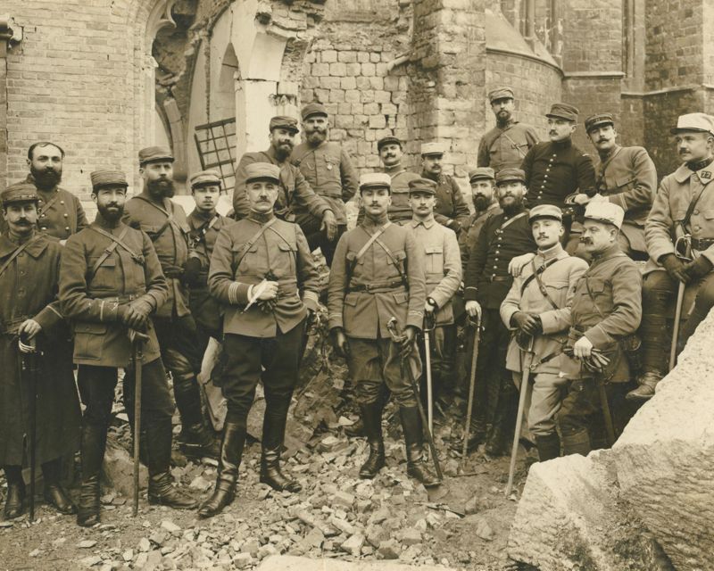 23J5 - Officiers du 3e bataillon du 77e Régiment d'Infanterie à Ypres (Belgique), mars 1915