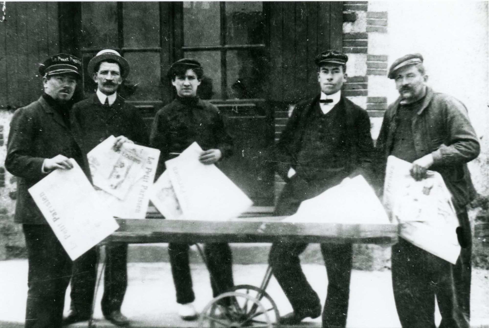 21Fi1400 - Vente de journaux dans la rue, s.d. Photographie. Fonds A.P.P.P.C. Coll. AMC