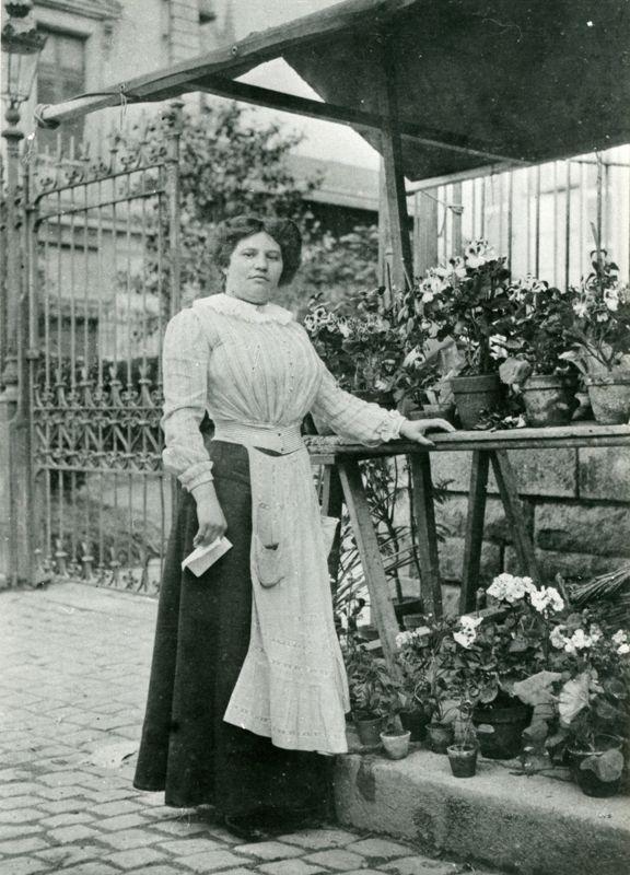 21Fi383 - Stand d'une marchande de fleurs devant l'hôtel de ville, 1900