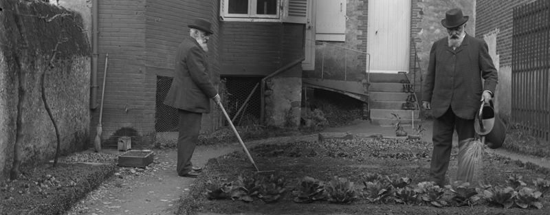 PDV-02/07 - Jardinage dans le potager, vers 1930