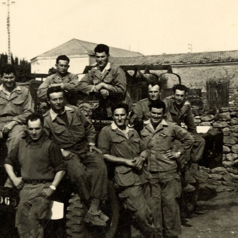 6Num54/12 - Groupe de chauffeurs en Algérie, 1957. Coll. AMC