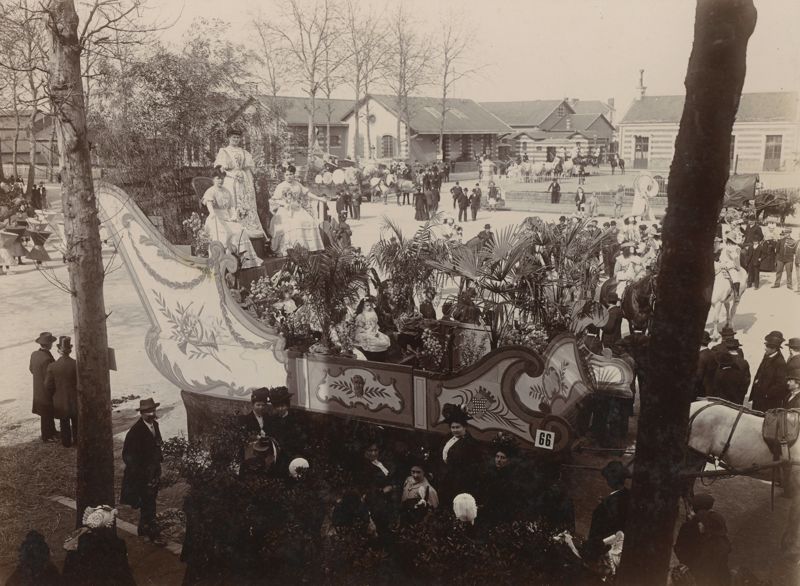 1J96 - Les premières reines du tissages, 1908. Coll. AMC