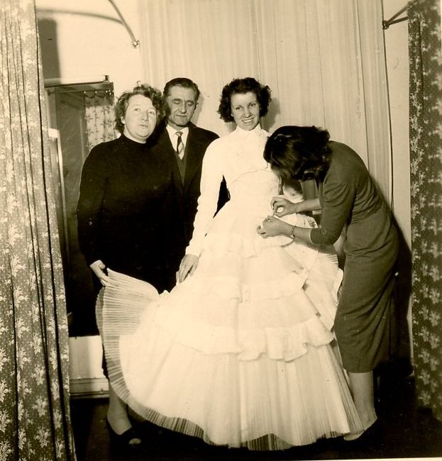 6Num19 - Séance d'essayage de robe chez la couturière. 1956