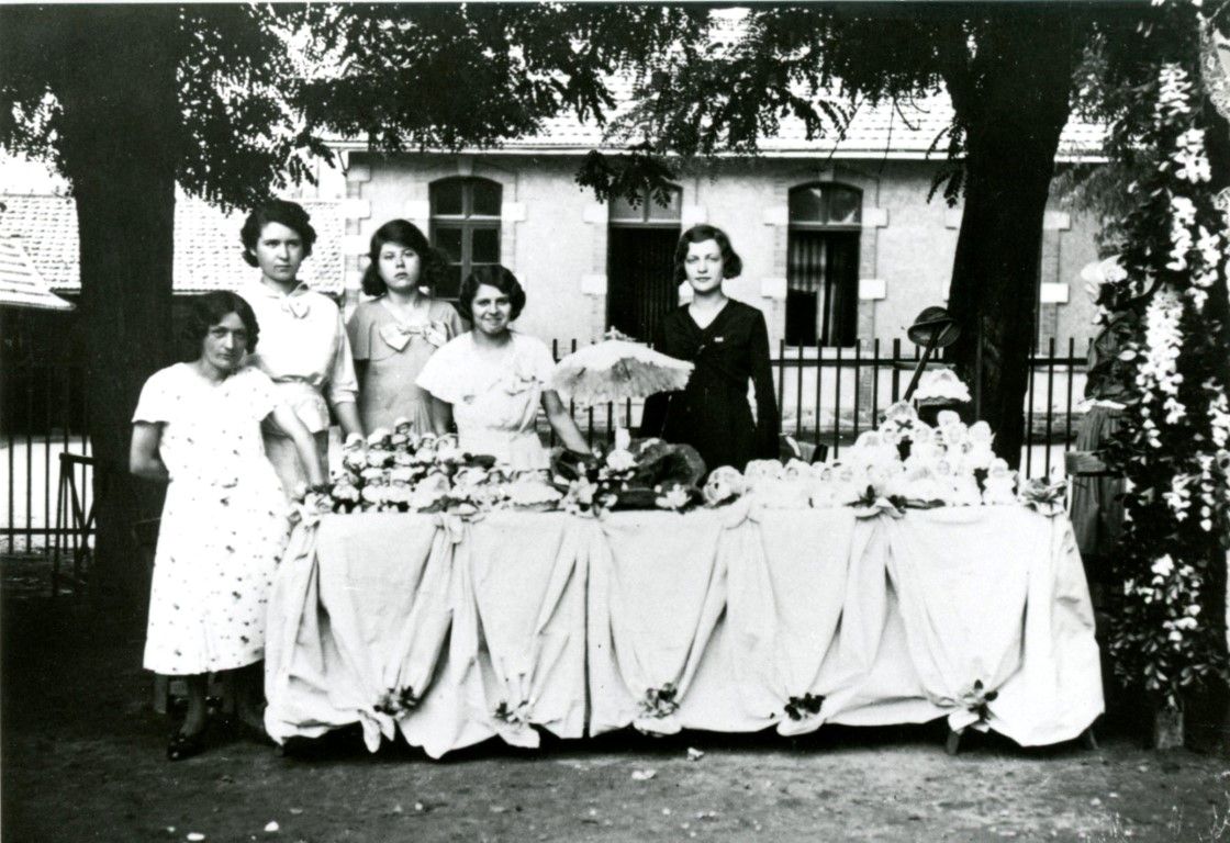 21Fi1165 - Stand, école Saint-Pierre, non daté. Coll. AMC