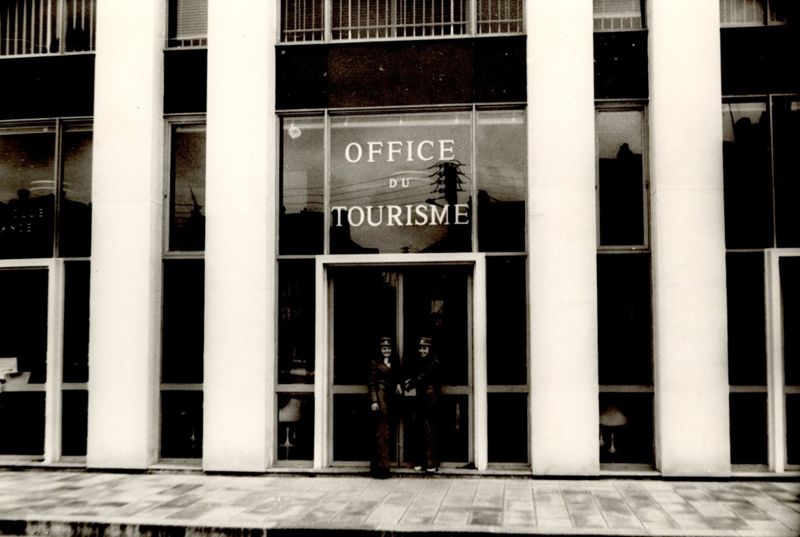 6Fi798 - Office de tourisme, place Rougé, 1972. Coll. AMC