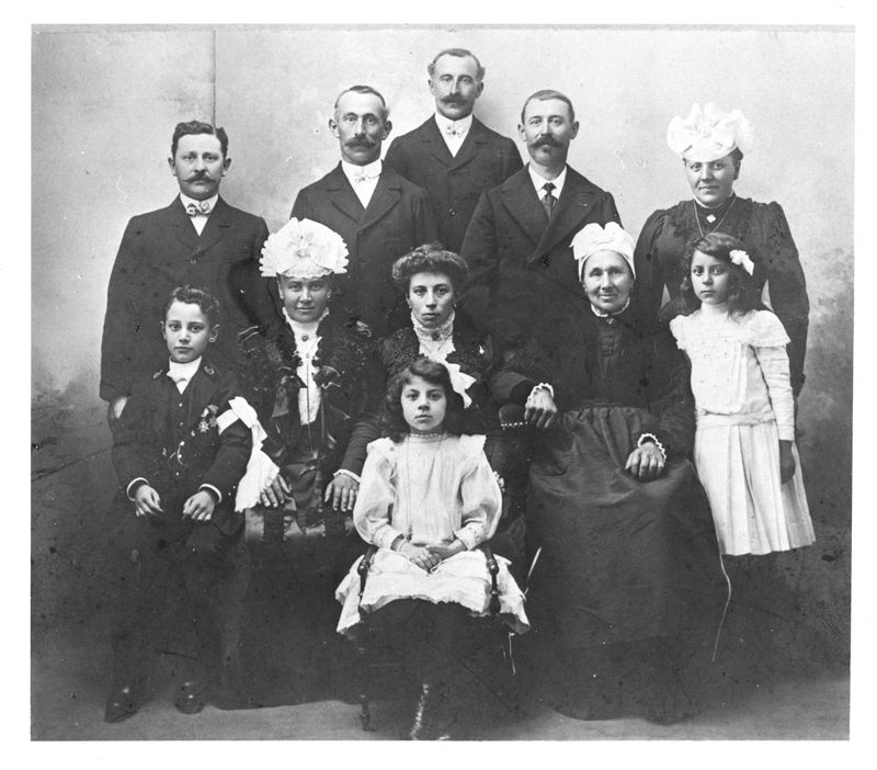 21Fi317, portrait de famille, 1900. Coll. AMC