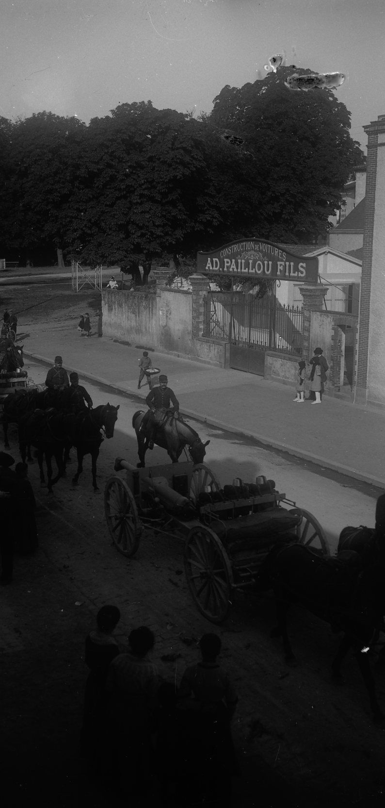 PDV10/04 - Défilé militaire, rue du Maréchal Foch. Coll. ADML