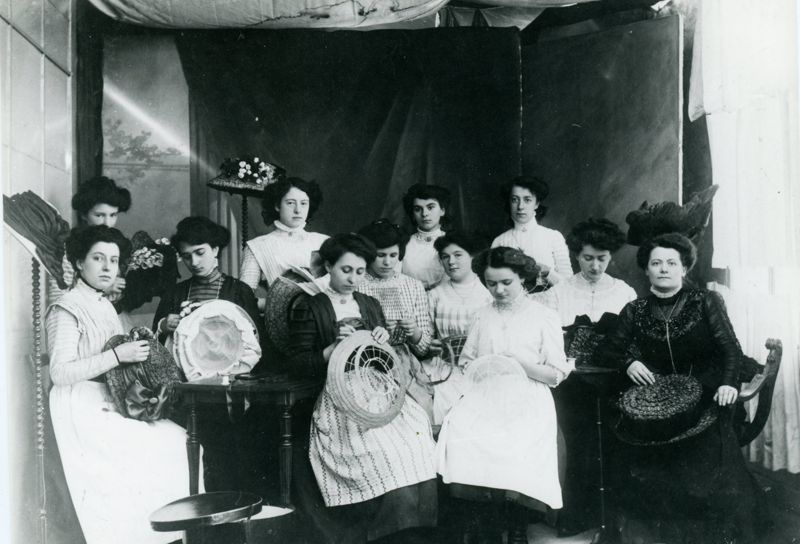 21Fi0392 - Atelier de modistes Bonneau, rue Nationale, 1900. Coll. AMC