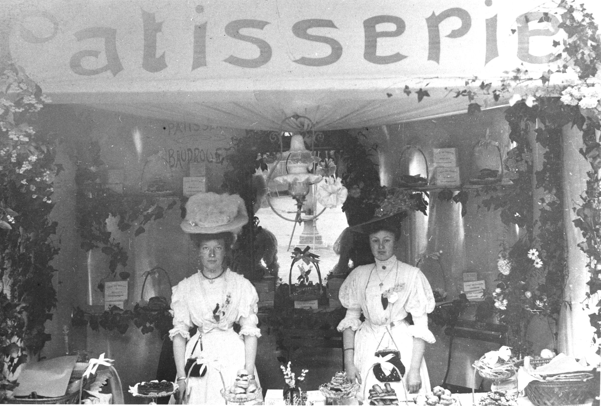 21Fi272 - Kermesse, stand de pâtisserie, 1900. Coll. AMC