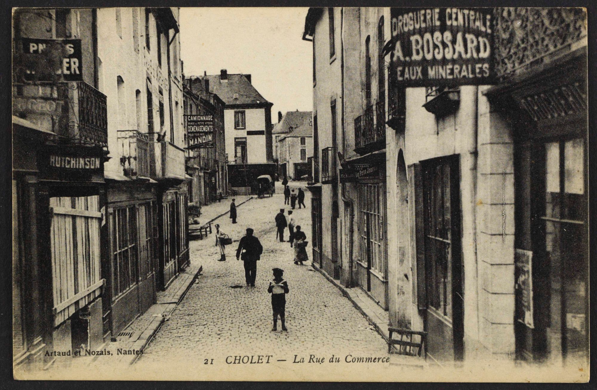 8Fi - Carte Postale, sur la droite la boutique Bossard. Coll. AMC