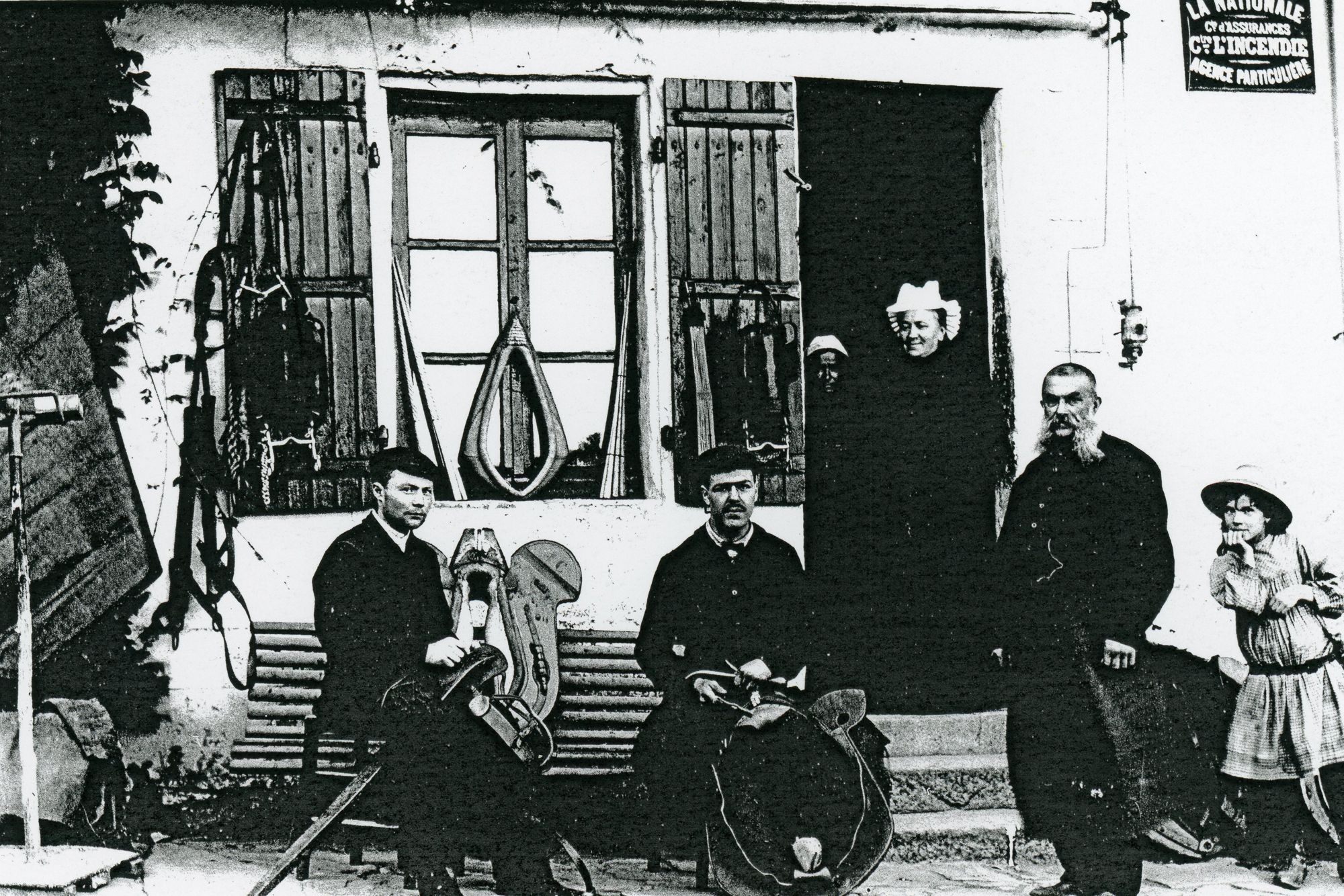 21Fi43 - Échoppe d'un bourrelier, 1900. Coll. AMC